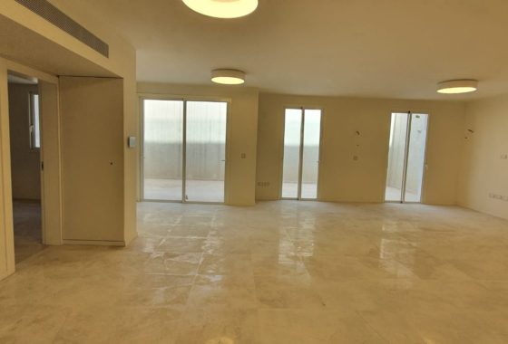 הרצליה ב׳ דירת גן 7 חדרים להשכרה